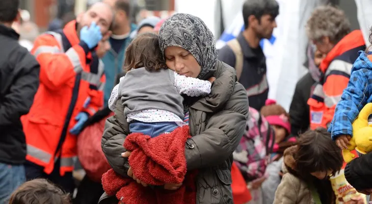 El papa le pide a las parroquias de Europa acoger a los desesperados inmigrantes 