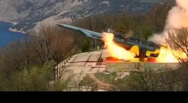 Un misil de crucero ruso destruye un buque frente a las costas de Crimea (VIDEO)