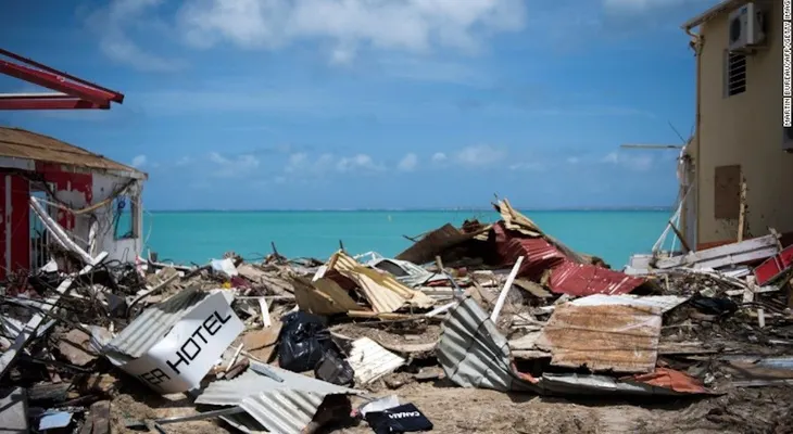 Emmanuel Macron visita islas francesas del Caribe devastadas por Irma