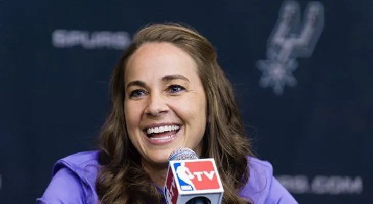 Spurs contratan primera mujer como asistente