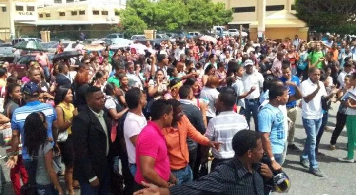 Estudiantes de Unicaribe bloquean el tránsito para impedir destrucción puente peatonal