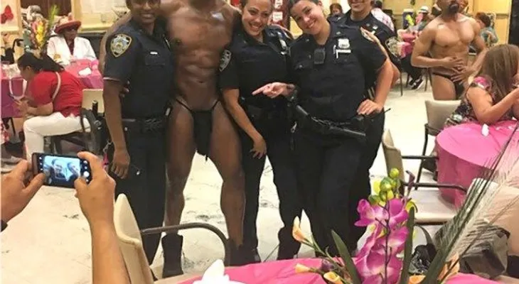 Sancionarán policías dominicanas por esta foto