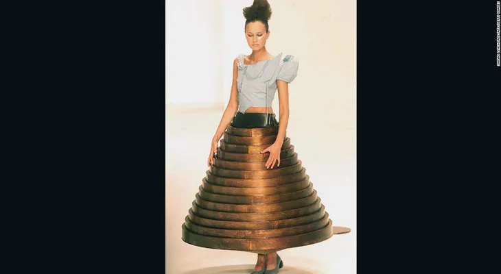 Vestidos que se disuelven y pantallas LED: el estilo de innovación de Hussein Chalayan