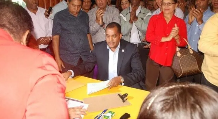 Washington González inscribe precandidatura PLD para la alcaldía de SDE