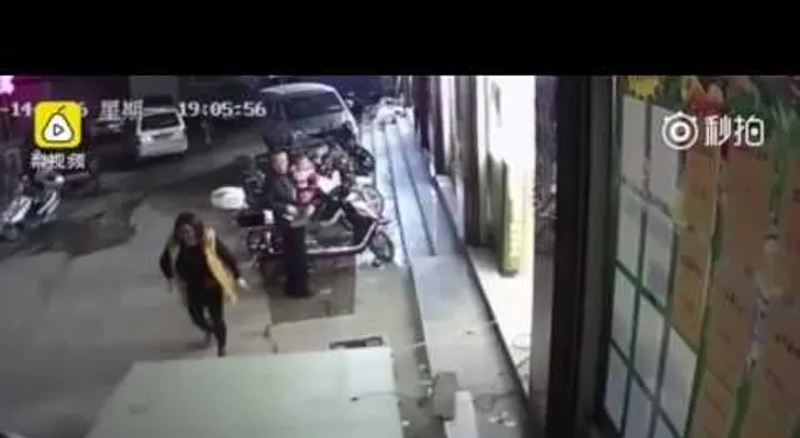 FUERTES IMÁGENES: un niño muere aplastado por las taquillas de un supermercado