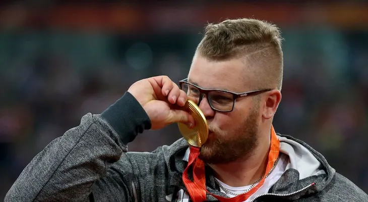 Campeón mundial de atletismo niega haber pagado un taxi con su medalla de oro