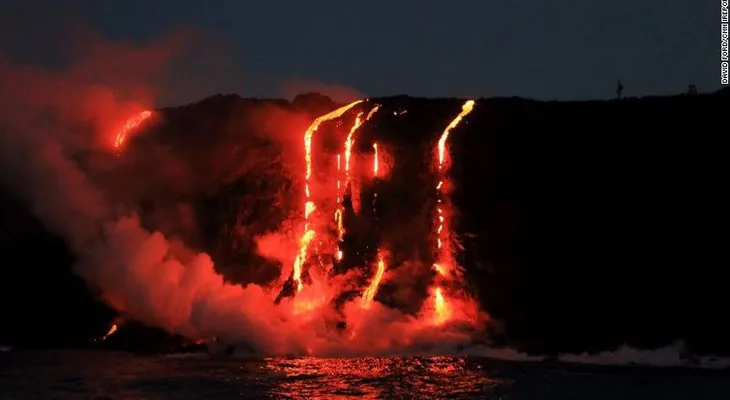 Impresionantes imágenes captan cuando la lava del volcán Kilauea de Hawai llega al Pacífico