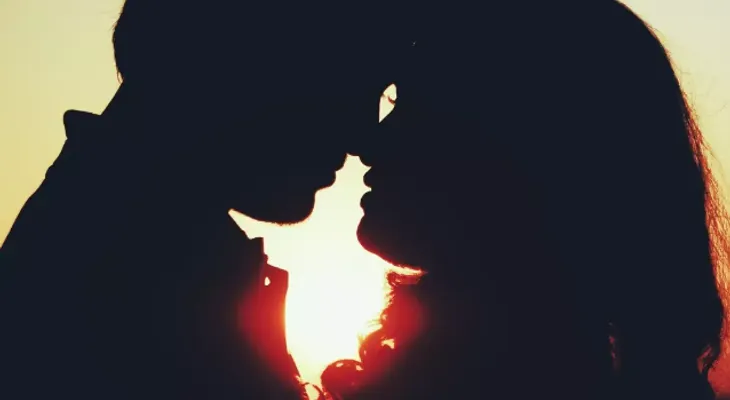 El origen del beso, según la ciencia