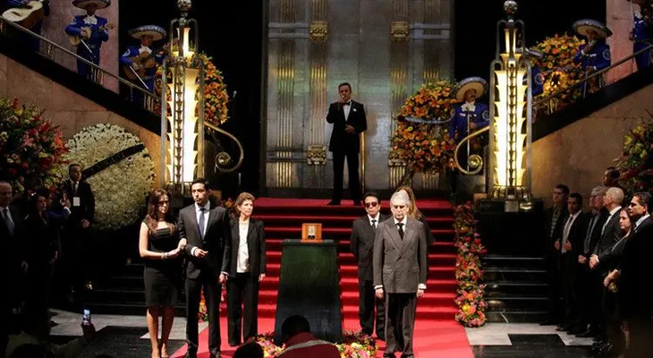La verdad sobre la polémica foto del cantante mexicano Juan Gabriel "vivo"