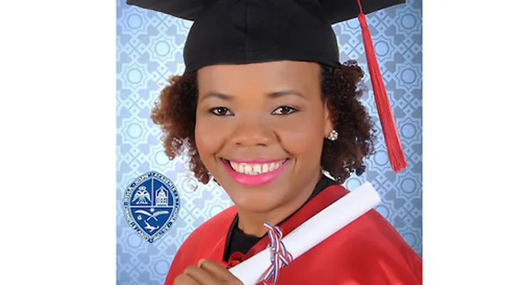 En RD, una Ministra le niega una beca a persona con notas sobresalientes por tener los pelos en afro