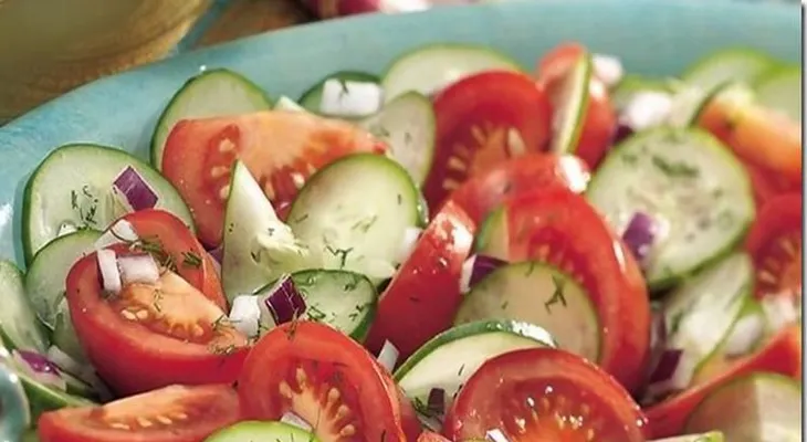 Este es el motivo por el cual nunca debes comer Tomates y Pepinos en la misma ensalada.