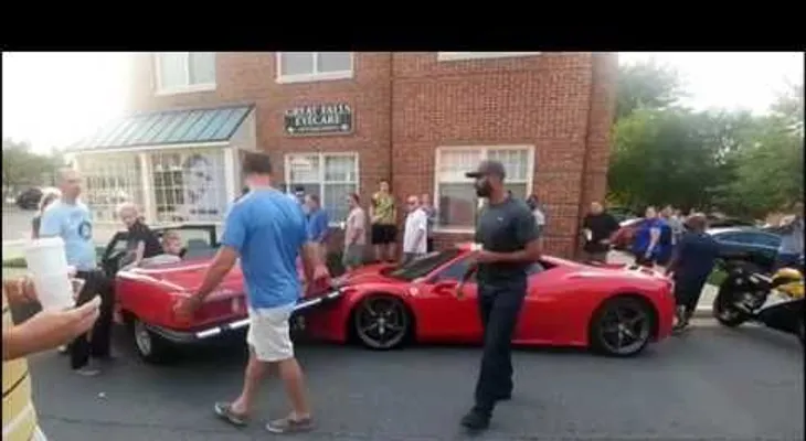 "Esto le va a salir muy caro": Mujer monta su coche un exclusivo Ferrari al intentar estacionarse