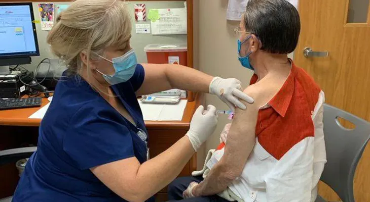El exsenador Amable Aristy Castro se vacuna contra el coronavirus en Miami
