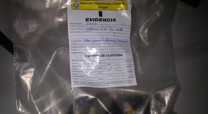 Apresan colombiana y a su hijo con droga 