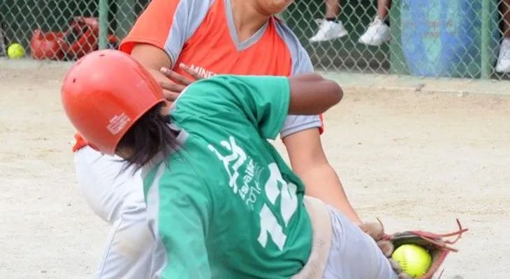 DN y Santiago ganan en softbol; disputarán el oro Juegos Escolares