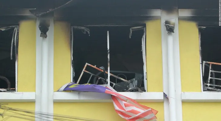 Al menos 23 muertos deja incendio en escuela de Malasia