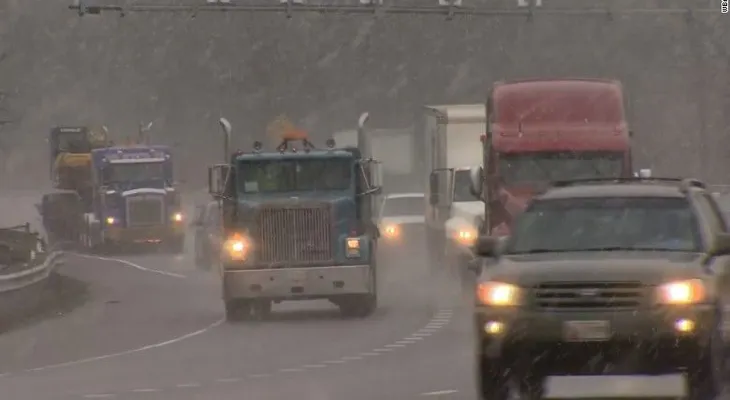 Más de 7,600 vuelos cancelados y miles de escuelas cerradas por tormenta de nieve en EE.UU.