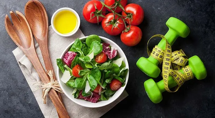 Lo que NUNCA debes cenar si quieres perder grasa (según los expertos en fitness)
