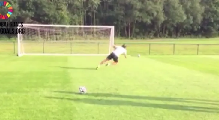 Bale asume el reto del penalti mareado
