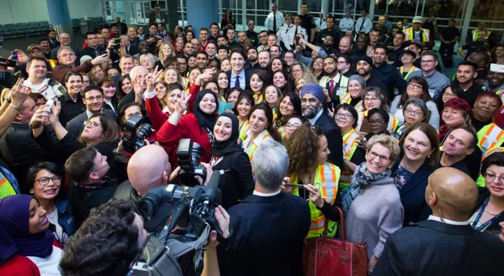 Así recibió el primer ministro de Canadá al primer grupo de refugiados sirios
