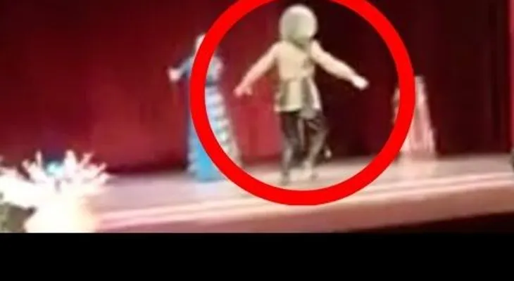  Bailarín muere en pleno escenario ante la risa de la audiencia