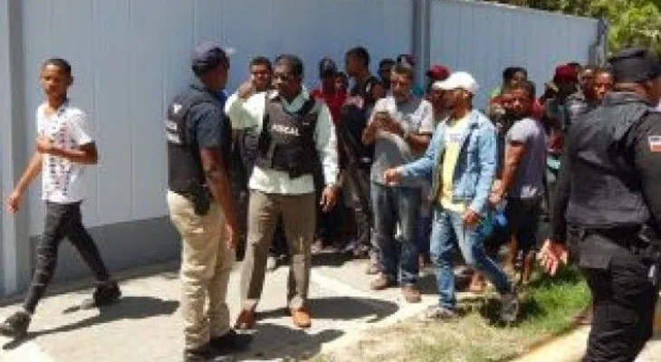 Tiroteo entre policías y civiles causa pánico en el malecón de Barahona