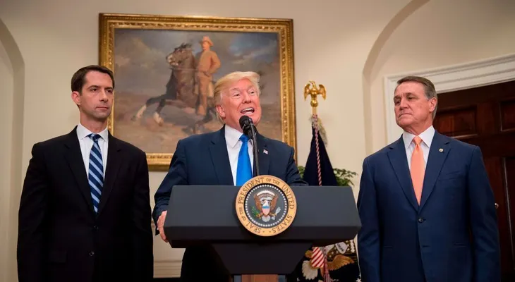 Trump apoya un plan que podría reducir la inmigración legal a EE.UU.