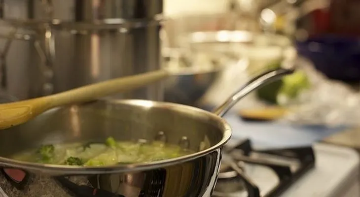 7 soluciones de limpieza para quemaduras y derrames al cocinar