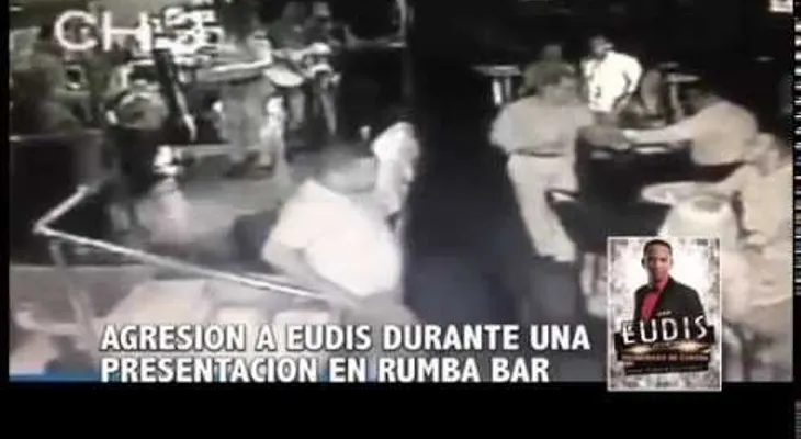 Hombre le da una tremenda galleta al autor de "Los cuartos míos" (VIDEO)
