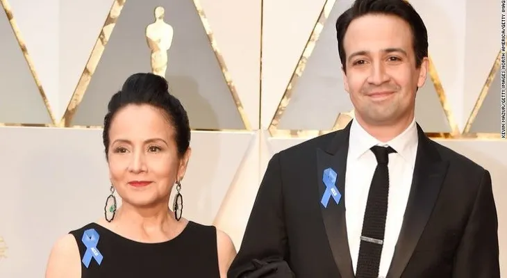 ¿Por qué las estrellas de Hollywood llevaron cintas azules a los Oscar?