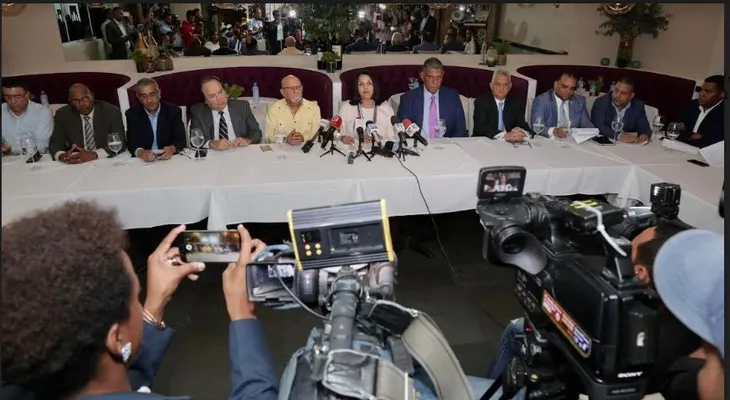 Oposición llama a convertir cacerolazos en votos