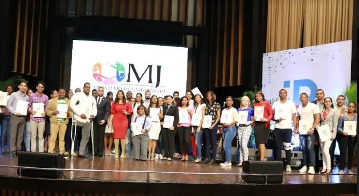 Ministra de la Juventud encabeza entrega de becas a 1,162 jóvenes del programa Agentes del Cambio