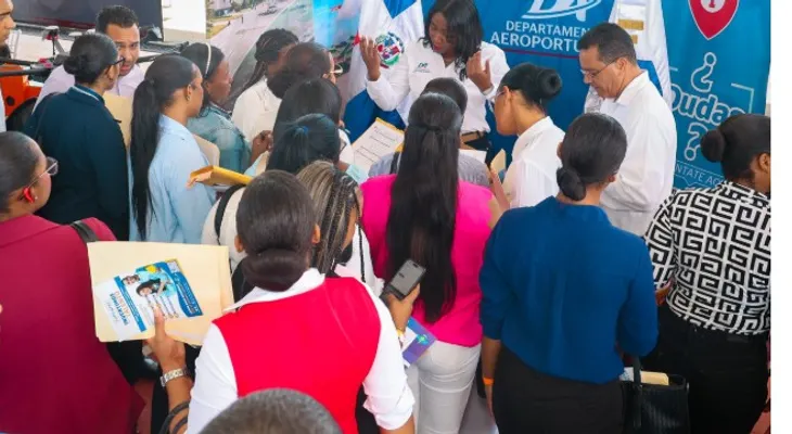 Aeroportuario recibe solicitudes en feria de empleo