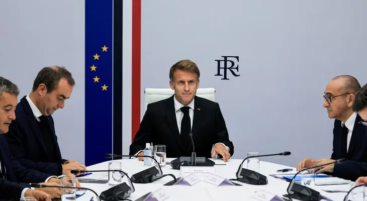 Macron advierte que exigirá responsabilidades a quienes intentaron "derrocar la República" en protestas violentas