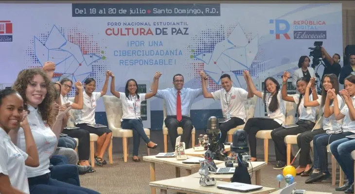 Ministro Andrés Navarro debate cara a cara con estudiantes para escuchar sus propuestas de mejora educativa 