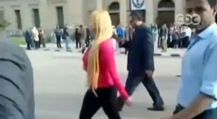 Esto es lo que pasa cuando una atractiva rubia pasa por una universidad de El Cairo