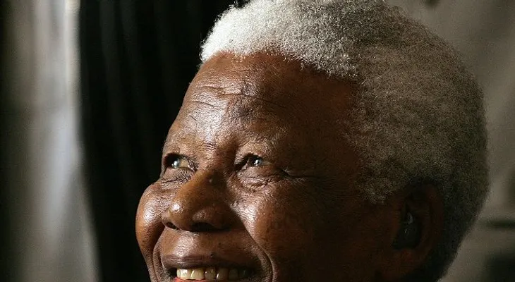 Nuevo libro sobre Nelson Mandela suscita controversia