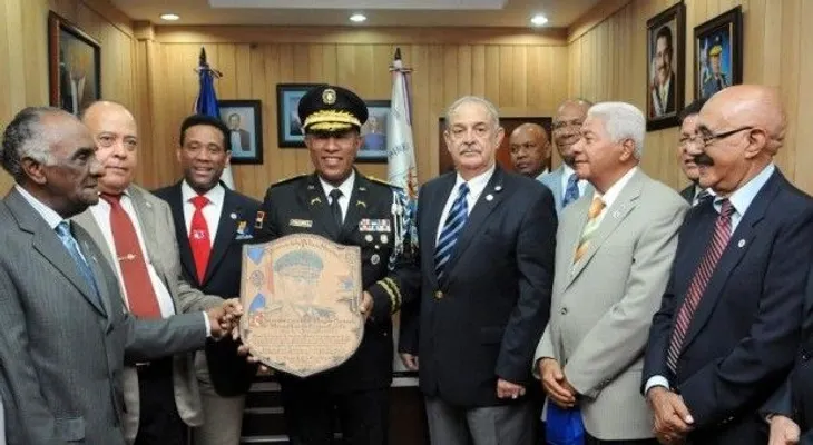 Policía promete aumento salarial a generales retirados