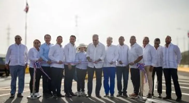 Abinader inaugura puente sobre el río Galeón y asfalta 12 kilómetros de calles en Matanzas, Peravia