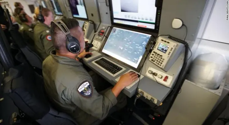 "Retírense de inmediato": advierten a un avión de la Armada de EE.UU. que volaba sobre el mar del Sur de China