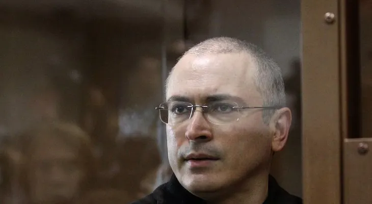 Acusan de asesinato a antiguo oligarca ruso y crítico del presidente Vladimir Putin