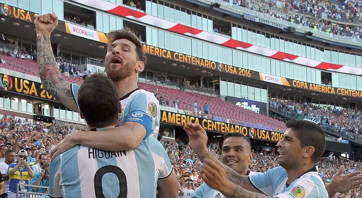 Argentina clasifica a semis y Messi iguala a Batistuta
