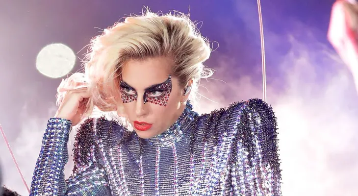  Lady Gaga pospone toda su gira Europea por un dolor físico severo 
