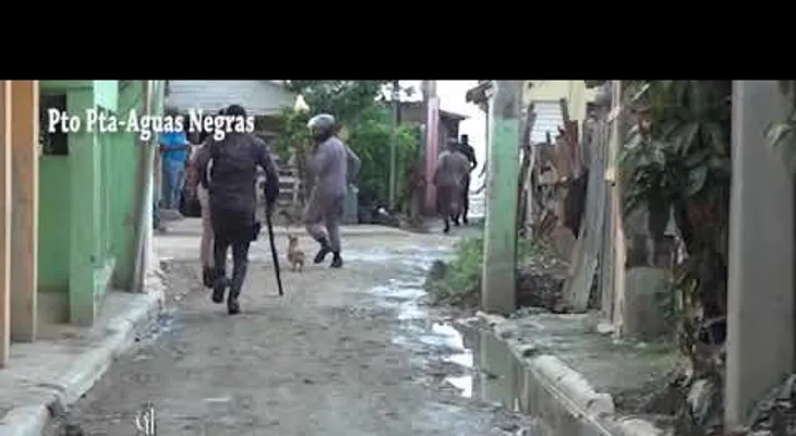 Policías salen huyendo durante una protesta callejera en un sector de Puerto Plata 