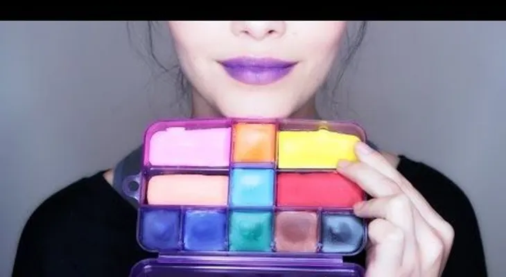 Este video te enseña a realizar un lápiz labial con crayolas 