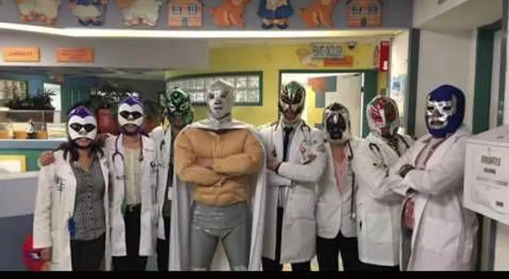 Conozca al médico mexicano que combate la leucemia infantil disfrazado de superhéroe