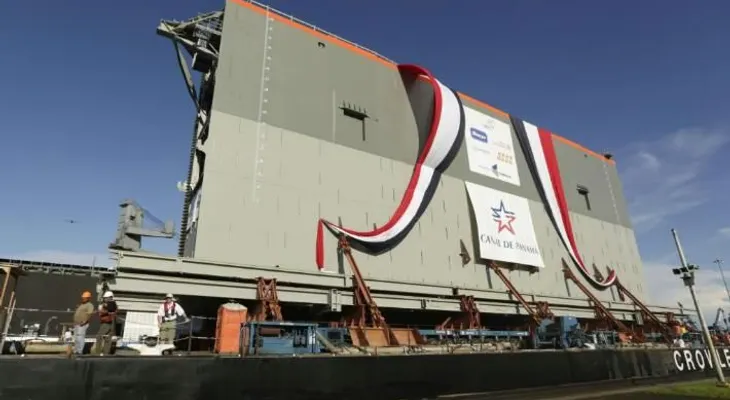 Trasladan compuerta gigante por Canal Panamá