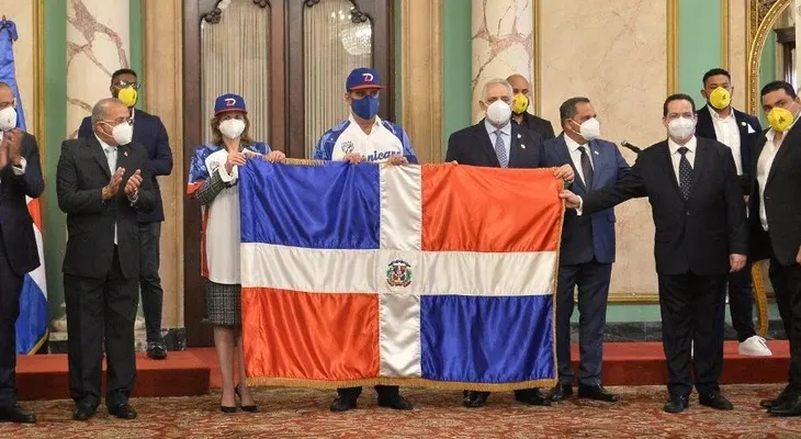 Presidente Abinader entrega Bandera Nacional a Águilas Cibaeñas para Serie del Caribe