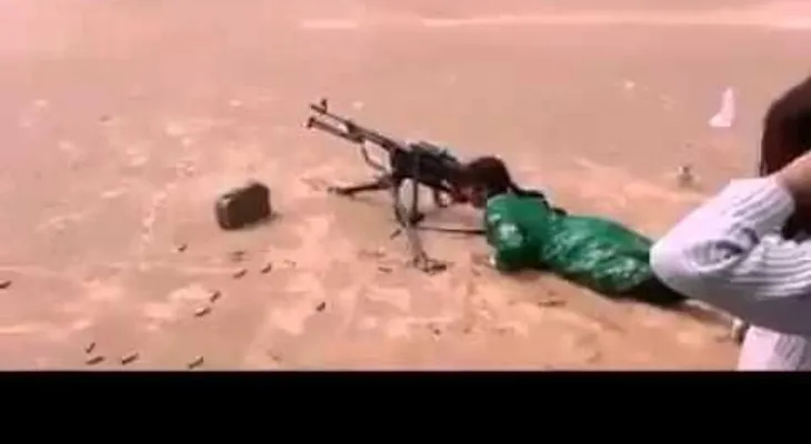 Niñas yemeníes aprenden a usar ametralladoras y morteros