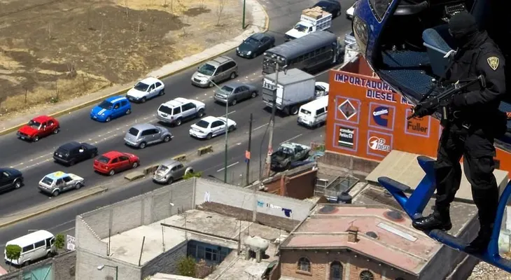 Autoridades encuentran a hombre colgado de puente en la Ciudad de México